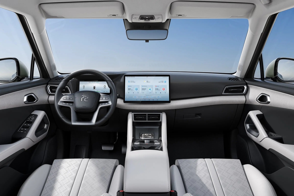 उच्च प्रदर्शन के लिए BYD युआन UP उन्नत प्रोसेसर और उच्च-रिज़ॉल्यूशन डिस्प्ले