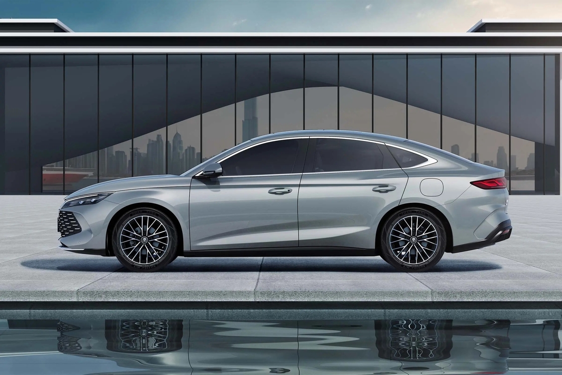 प्लग इन हाइब्रिड FWD BYD इलेक्ट्रिक कार 520 किमी रेंज लक्जरी BYD Qin L EV